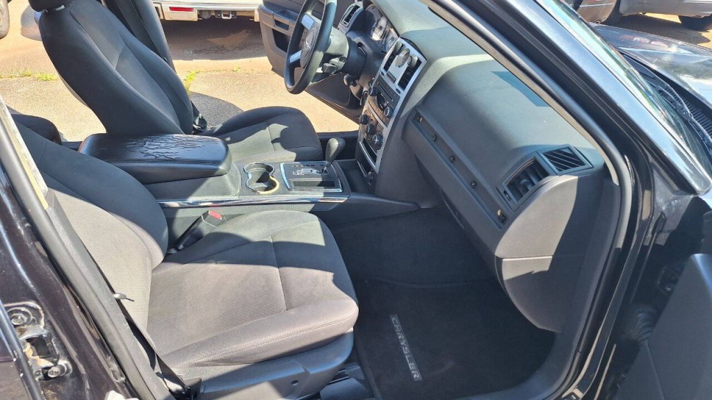 2010 Chrysler 300 Image 17