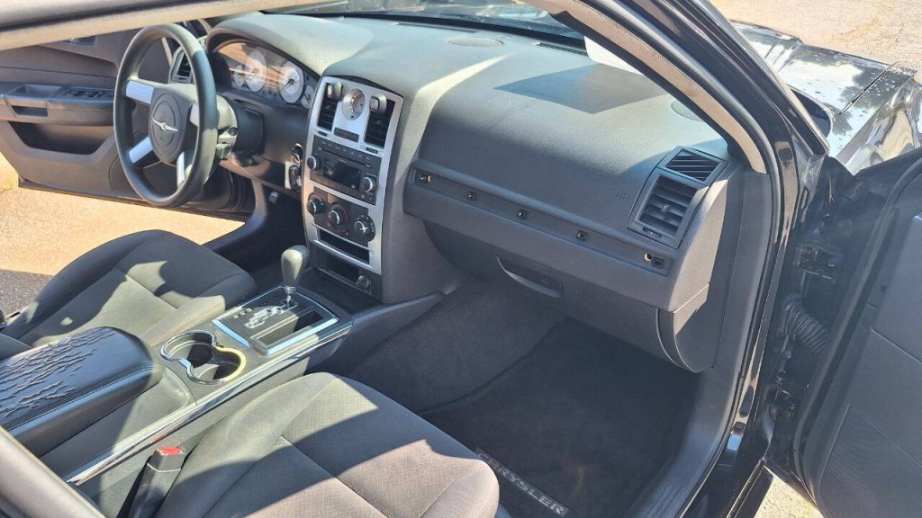 2010 Chrysler 300 Image 18