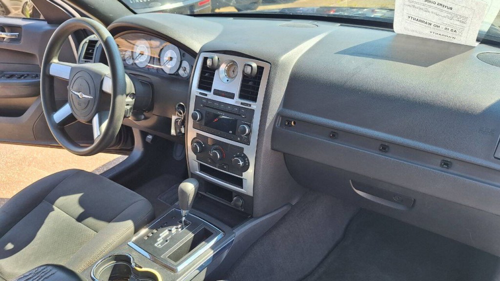 2010 Chrysler 300 Image 19