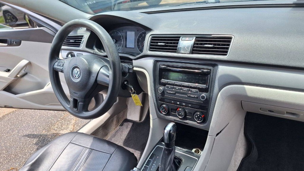 2015 Volkswagen Passat Image 16