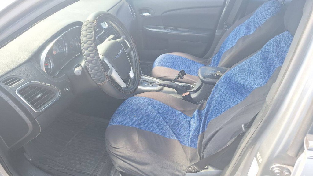 2013 Chrysler 200 Image 7