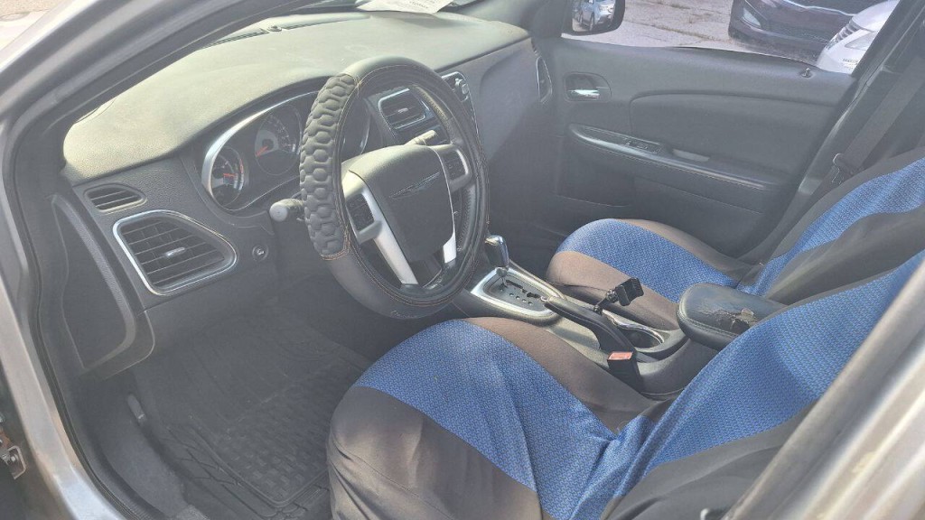 2013 Chrysler 200 Image 8