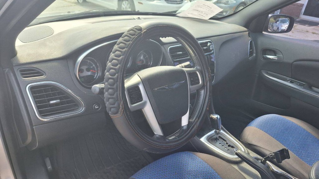 2013 Chrysler 200 Image 9