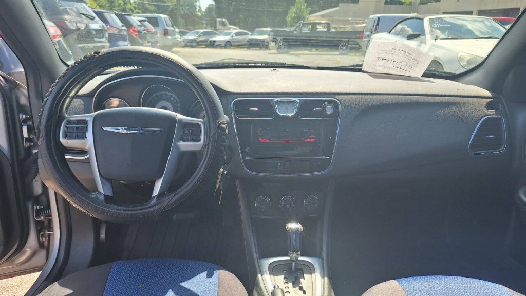 2013 Chrysler 200 Image 10
