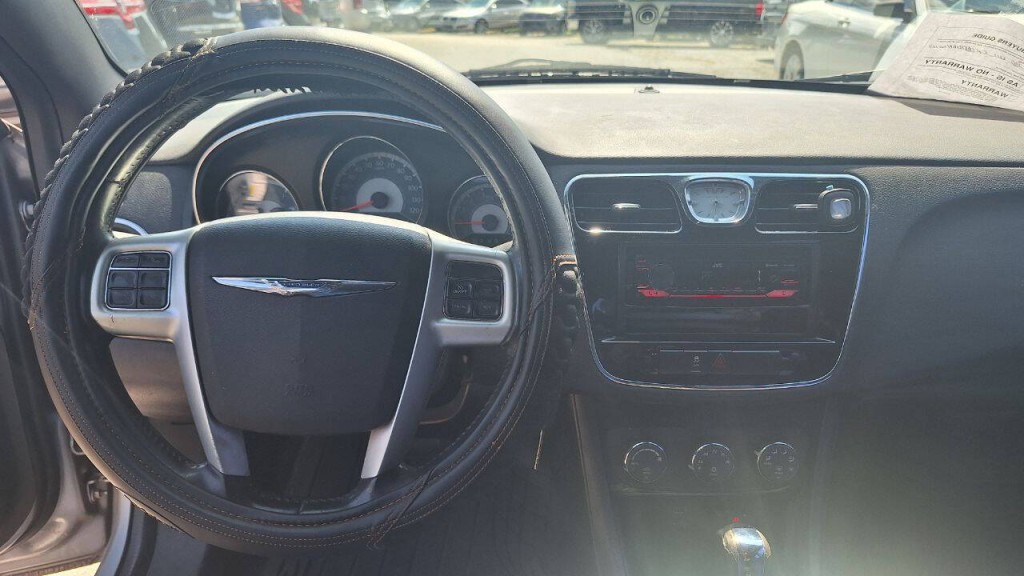 2013 Chrysler 200 Image 11