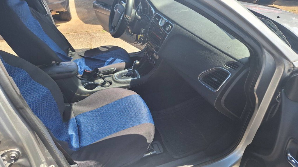 2013 Chrysler 200 Image 13