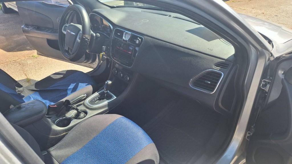 2013 Chrysler 200 Image 14