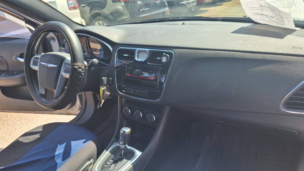 2013 Chrysler 200 Image 15