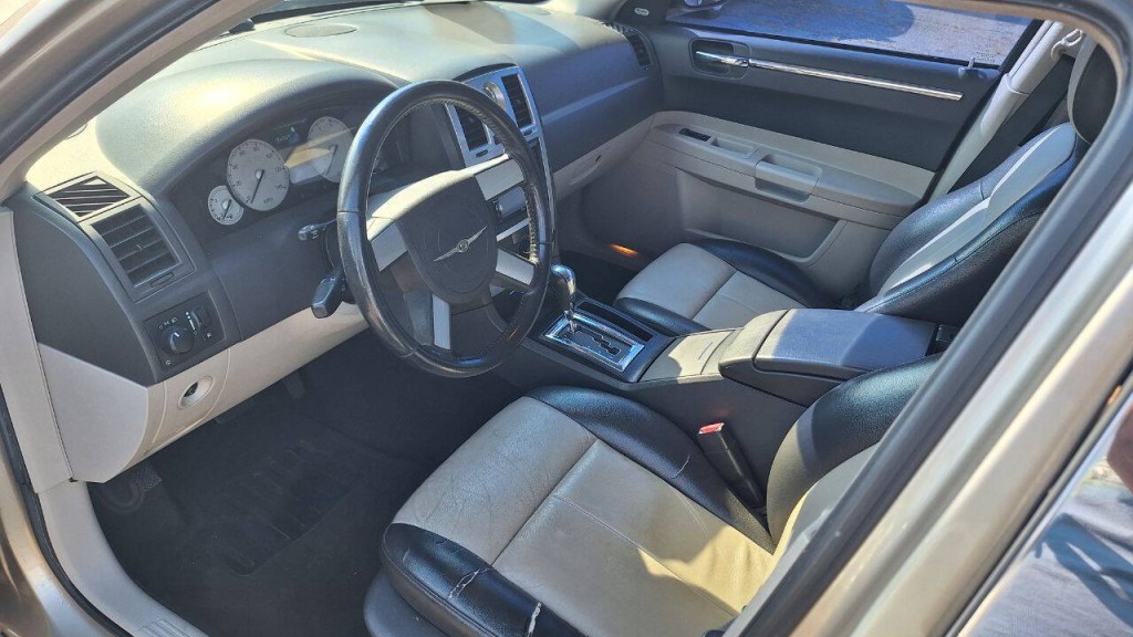 2006 Chrysler 300 Image 8