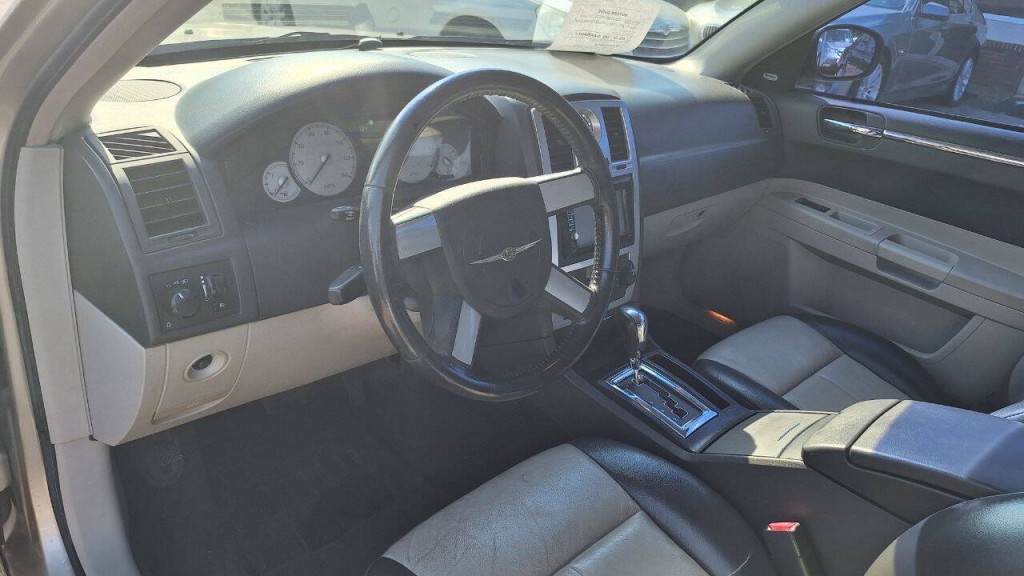 2006 Chrysler 300 Image 9