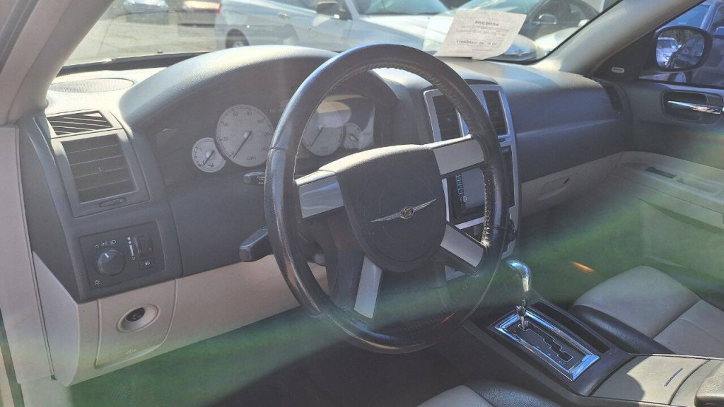 2006 Chrysler 300 Image 10