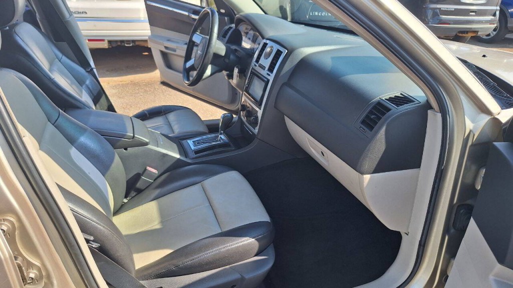2006 Chrysler 300 Image 17