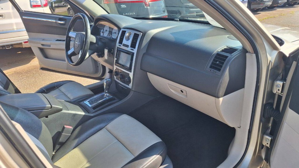 2006 Chrysler 300 Image 18