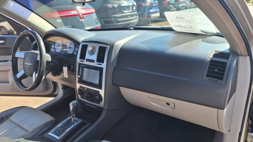 2006 Chrysler 300 Image 19
