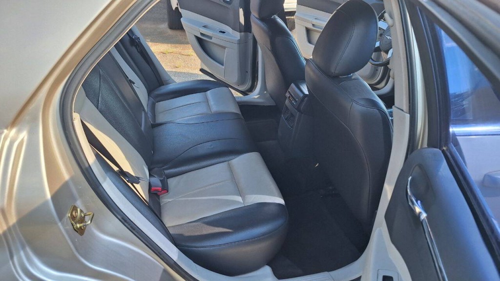 2006 Chrysler 300 Image 21