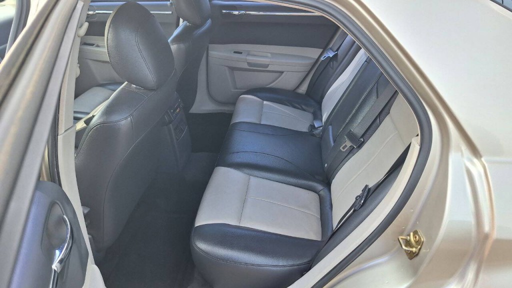 2006 Chrysler 300 Image 23