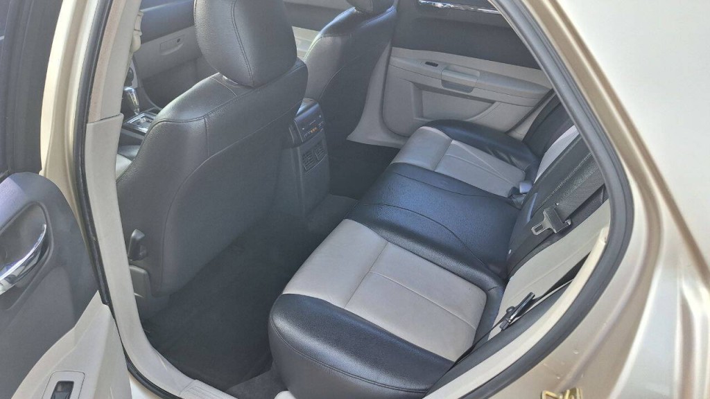 2006 Chrysler 300 Image 24