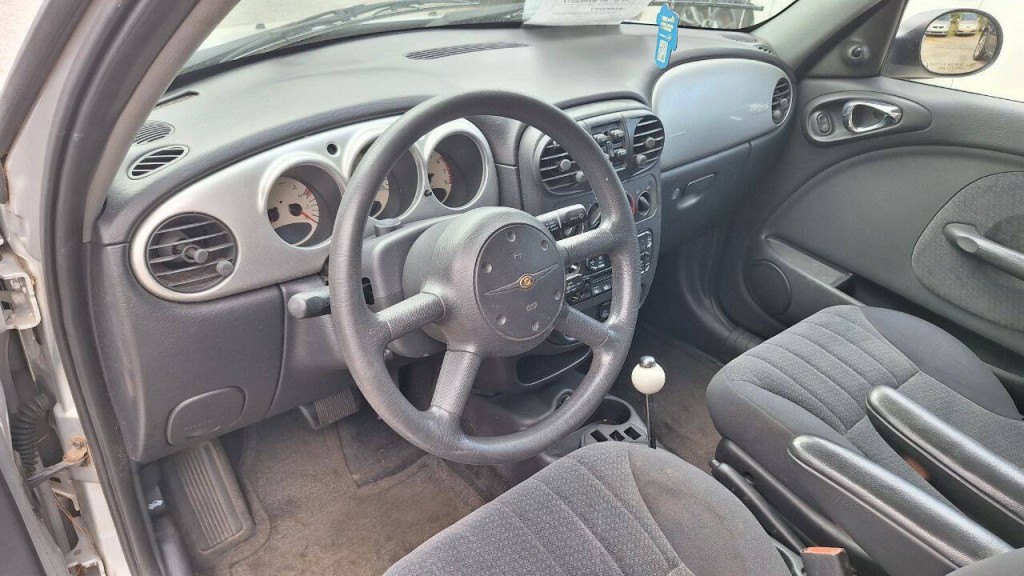 2004 Chrysler PT Cruiser Image 10