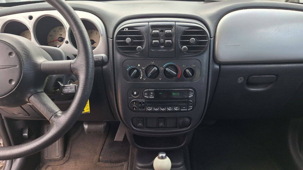 2004 Chrysler PT Cruiser Image 13