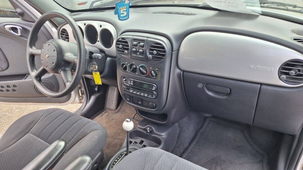 2004 Chrysler PT Cruiser Image 16