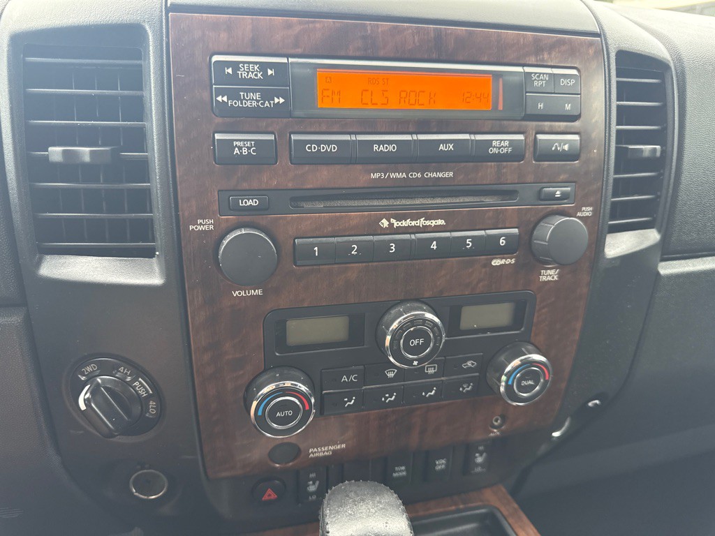 2010 Nissan Titan Image 9