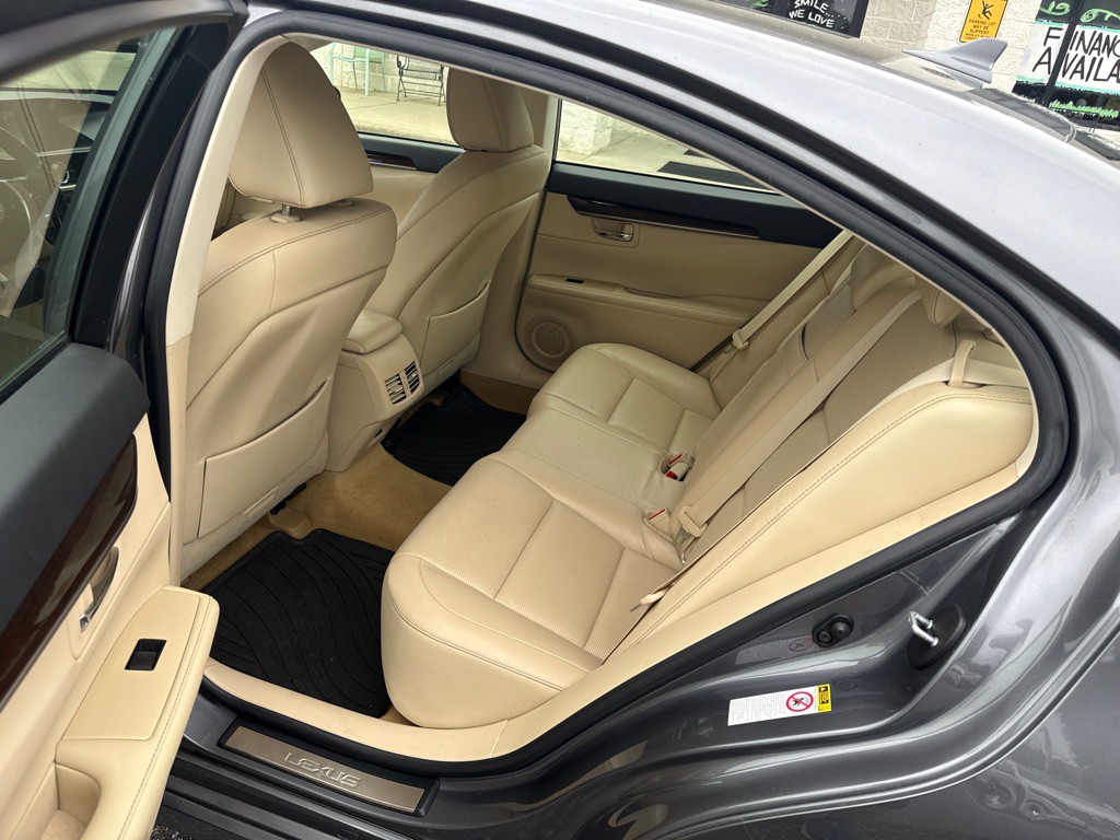 2013 Lexus ES Image 8
