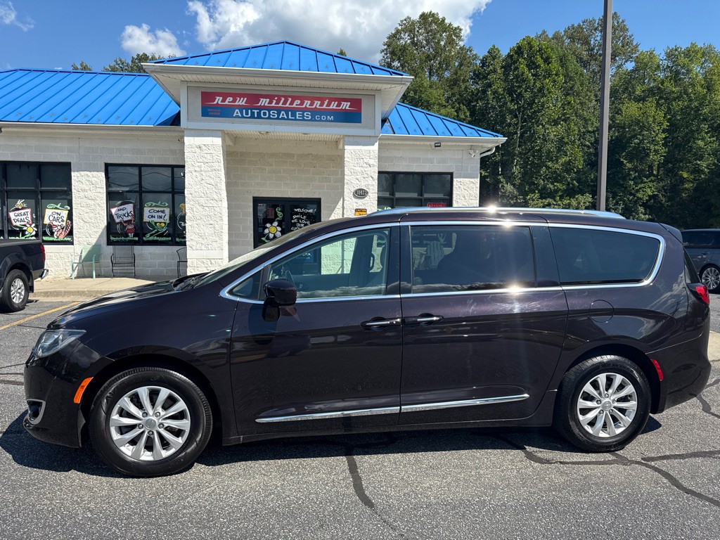2018 Chrysler Pacifica Image 2
