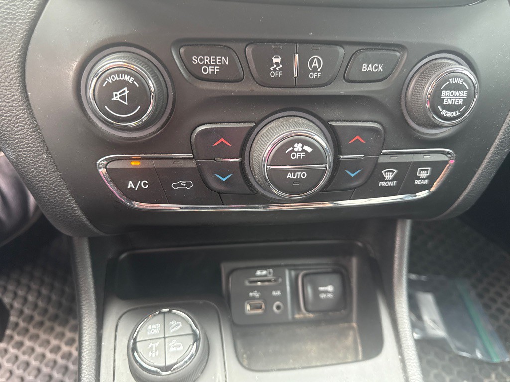 2017 Jeep Cherokee Image 13