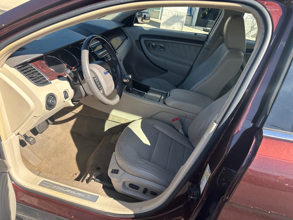 2010 Ford Taurus Image 5