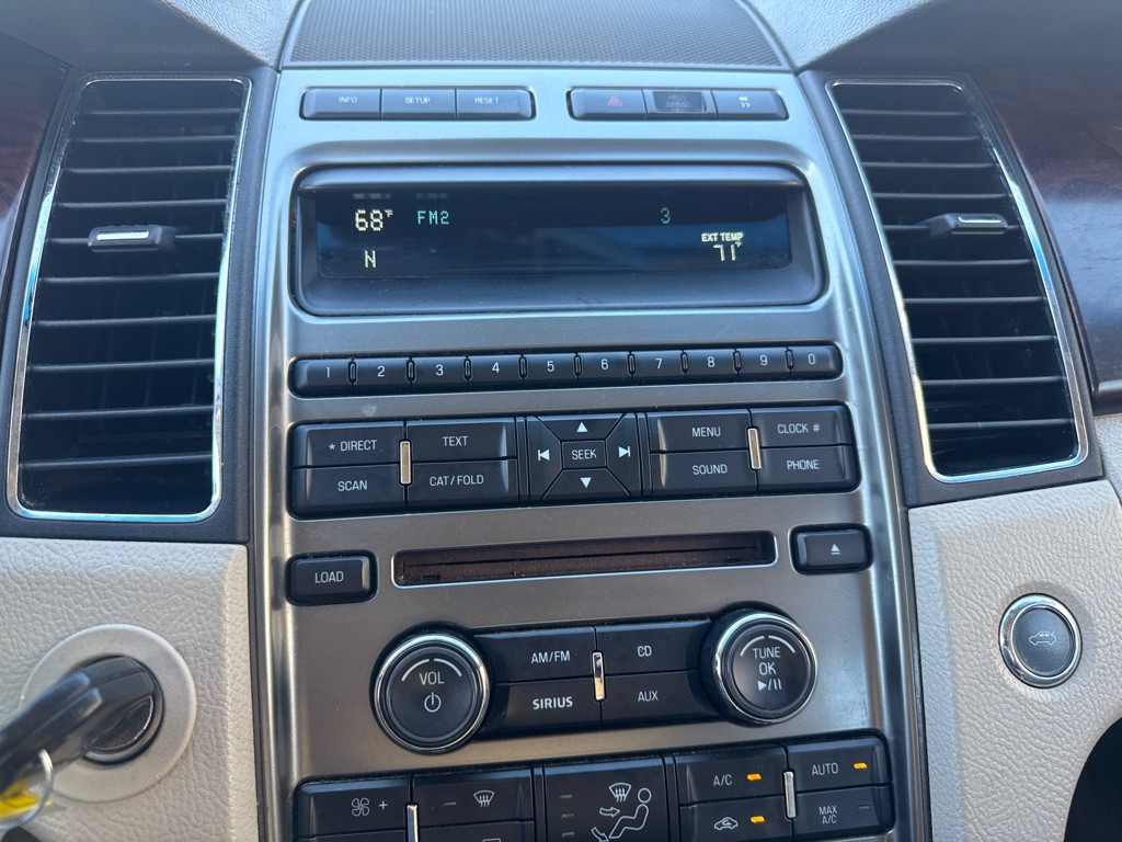 2010 Ford Taurus Image 8