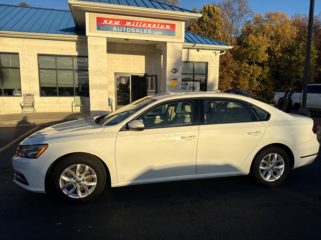 2018 Volkswagen Passat Image 2