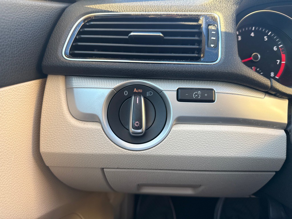 2018 Volkswagen Passat Image 14