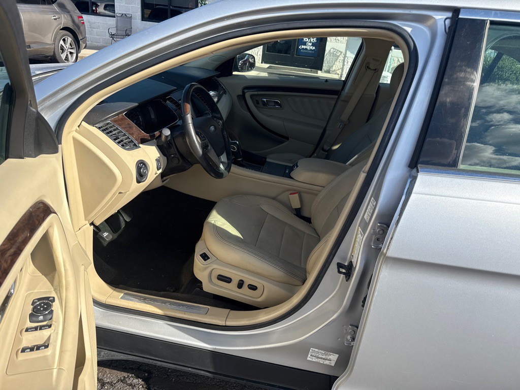 2015 Ford Taurus Image 7