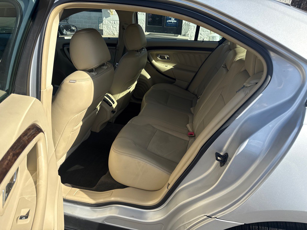 2015 Ford Taurus Image 8