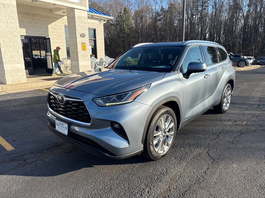 2021 Toyota Highlander Image 1