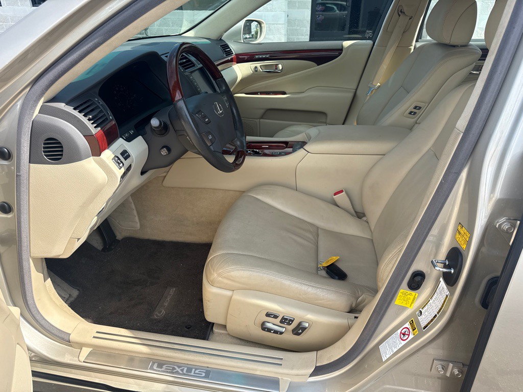 2012 Lexus LS Image 8