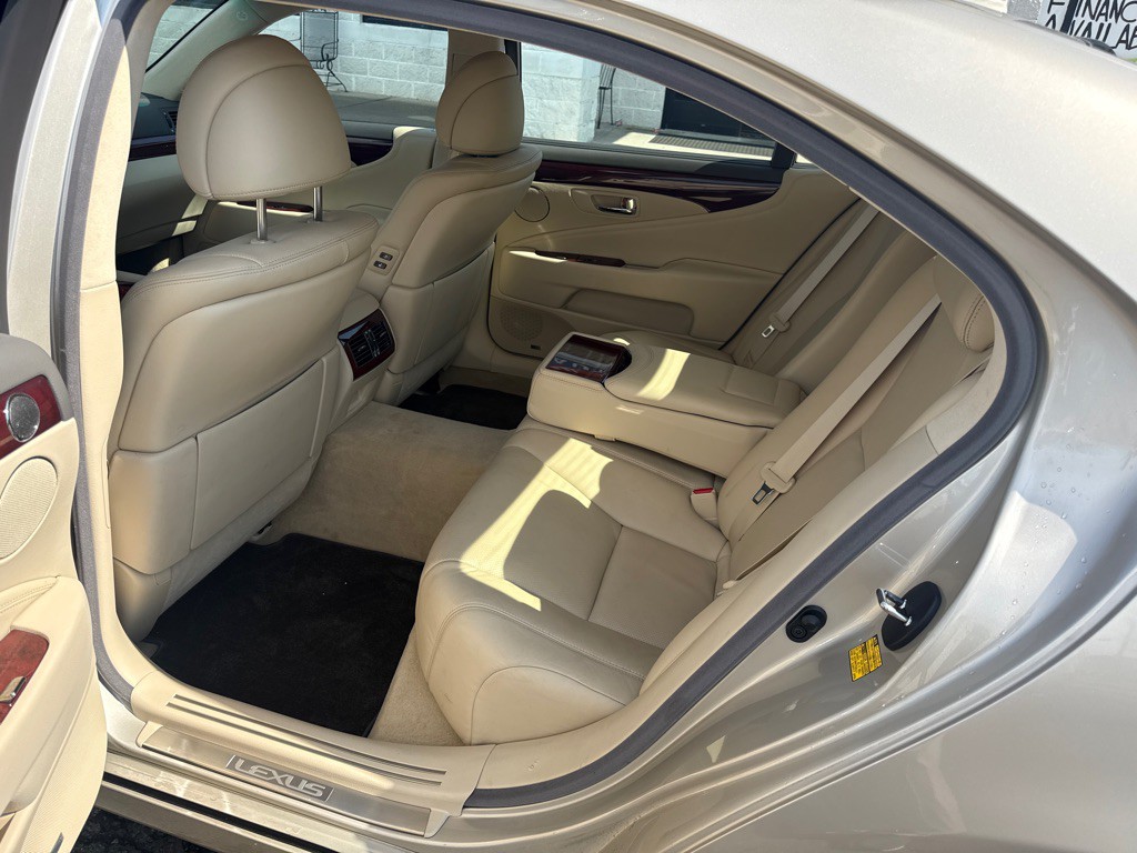 2012 Lexus LS Image 9