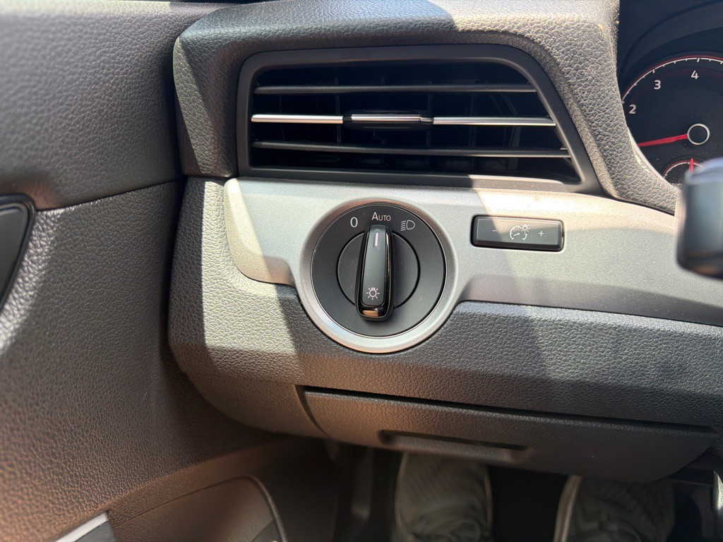 2021 Volkswagen Passat Image 17