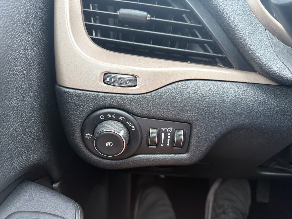 2016 Jeep Cherokee Image 16