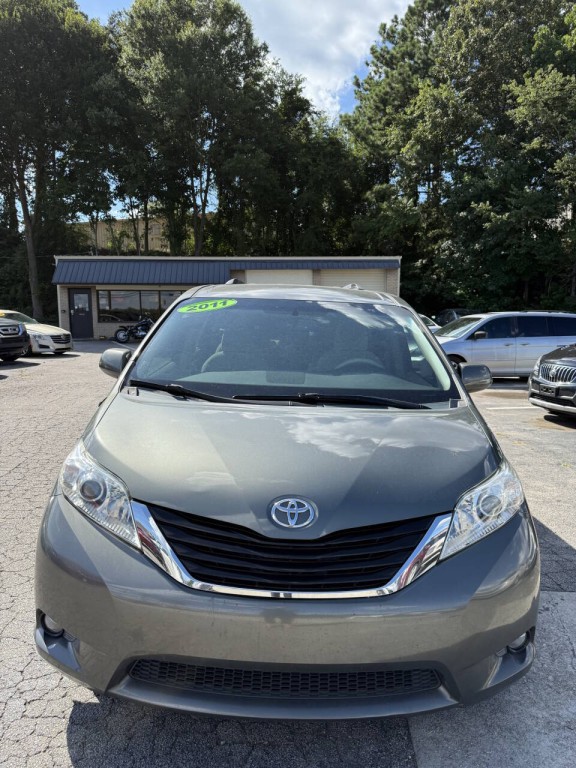 2011 Toyota Sienna Image 4