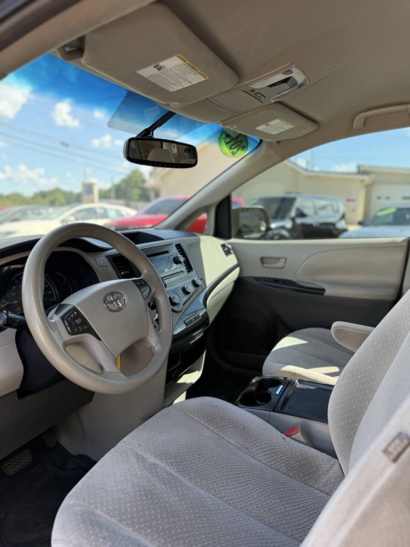 2011 Toyota Sienna Image 6