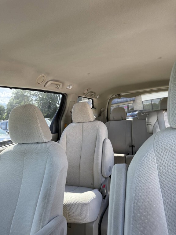 2011 Toyota Sienna Image 7