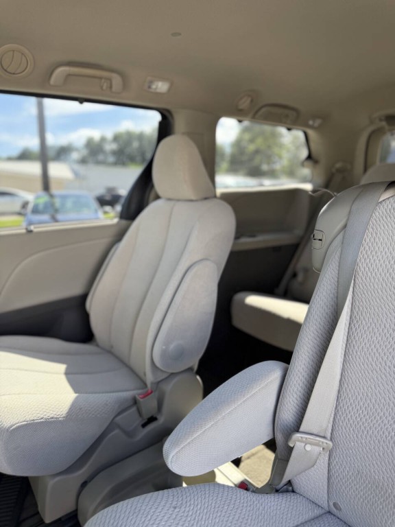 2011 Toyota Sienna Image 10