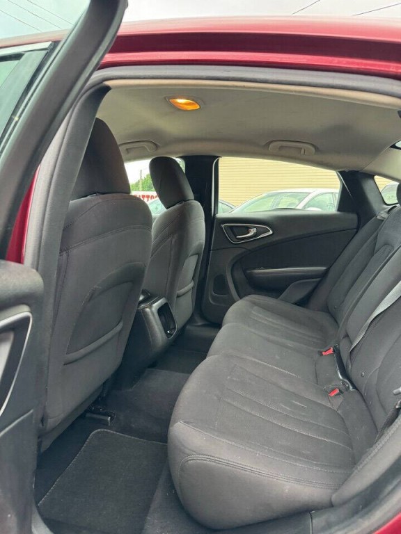 2015 Chrysler 200 Image 8