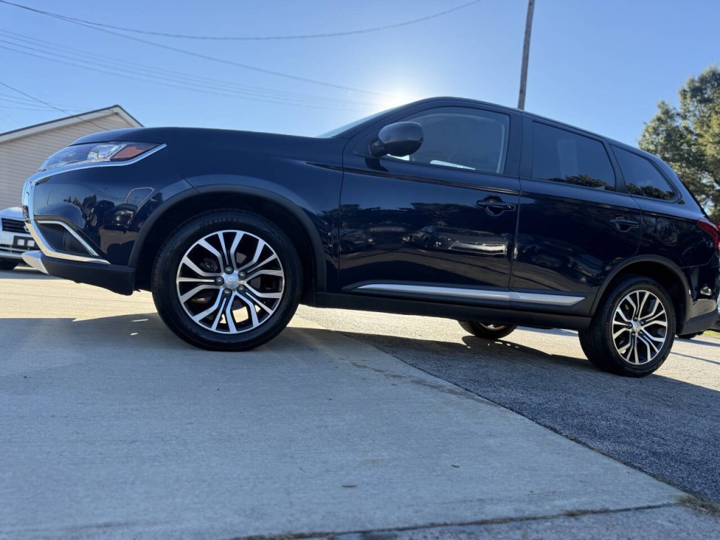 2018 Mitsubishi Outlander Image 2