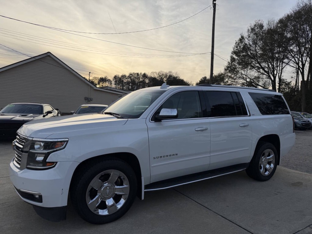 2016 Chevrolet Suburban Image 2