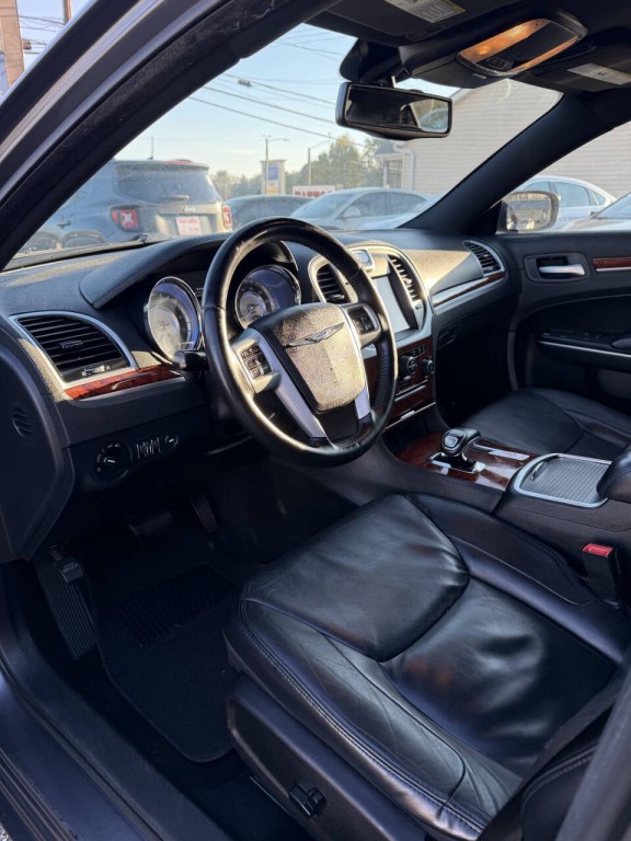 2014 Chrysler 300 Image 4