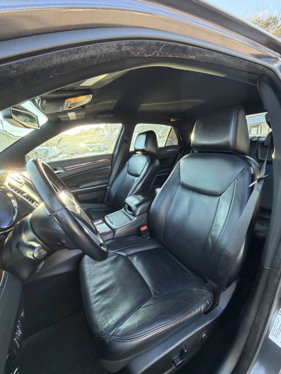 2014 Chrysler 300 Image 8