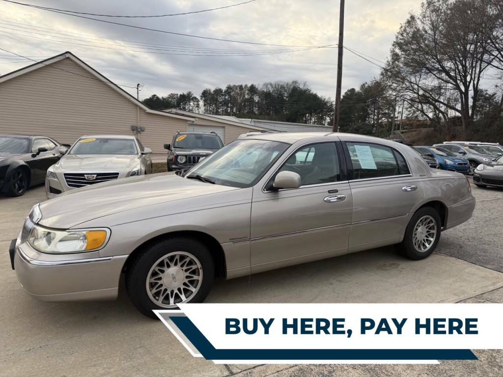 2002 Lincoln Town Car Image 1