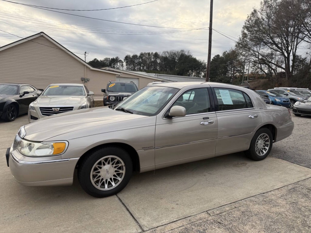 2002 Lincoln Town Car Image 2